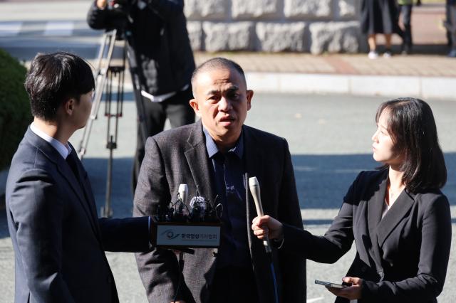  김건희 여사 공천 개입 의혹과 미래한국연구소의 불법 여론조사 의혹 등 사건의 핵심 인물인 명태균 씨가 9일 오전 경남 창원시 성산구 창원지방검찰청창원지검에 출석해 취재진 질문에 답변하고 있다 사진연합뉴스