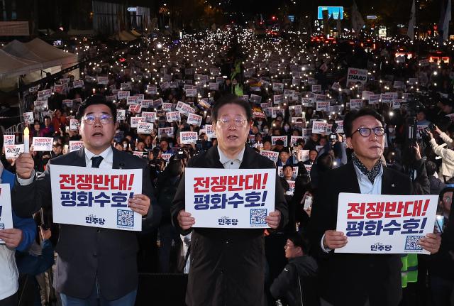  9일 오후 서울 숭례문 일대에서 열린 김건희·윤석열 국정농단 규탄·특검 촉구 제2차 국민행동의 날에서 더불어민주당 이재명 대표와 박찬대 원내대표 등 참석자들이 구호를 외치고 있다 사진연합뉴스