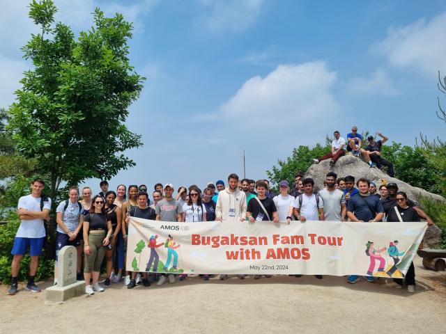 AMOS 경영대학원생들이 북악산 정상에서 포즈를 취하고 있다 사진서울관광재단