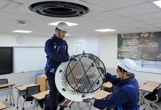 삼성전자서비스 엔지니어들이 수능 시험장에 설치된 삼성전자 시스템에어컨을 사전점검 하고 있다 사진삼성전자