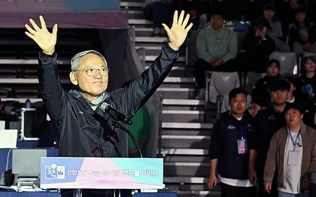 유인촌 장관이 20242025 핸드볼 H리그 개막식에 참석해 축사한후 손을 흔들고 있다 사진문화체육관광부 