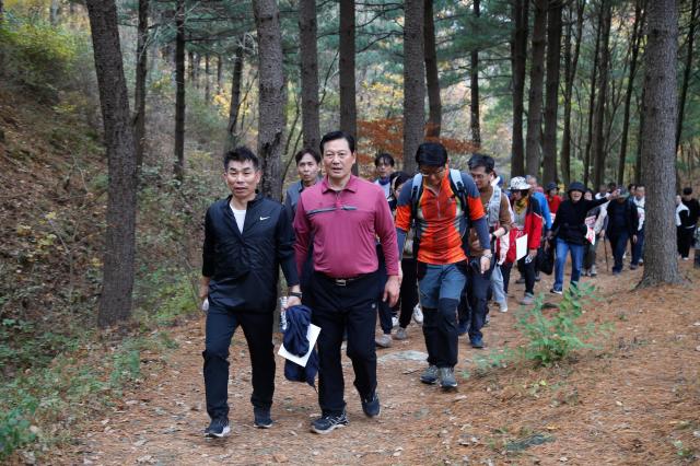 대구광역시 남구청은 낭만이 가득한 앞산 잣나무 군락지에서 앞산사랑 가족건강 등산대회를 3000여 회원이 함께했으며 조재구 남구청장과 권복만 체육회장이 등산 중이다 사진이인수 기자