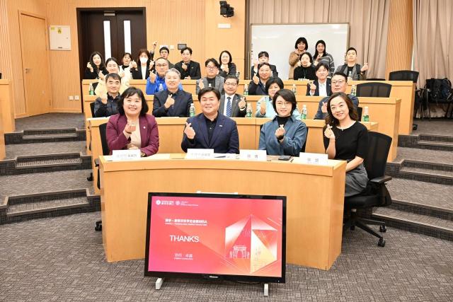 칭화대와 시흥시 대표단이 기념사진을 찍고 있다 사진시흥시