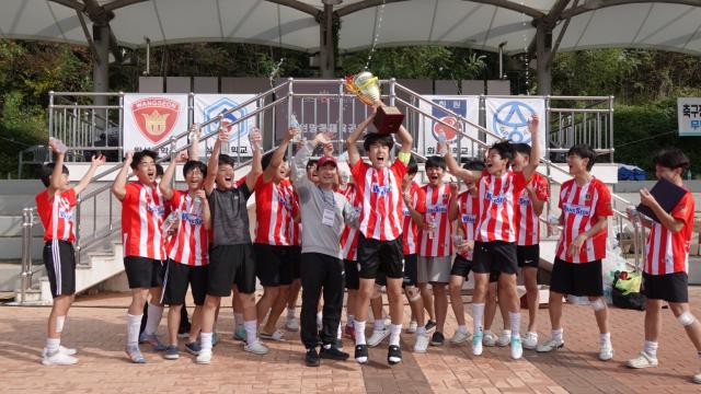 대구 달성군은 화원명곡체육공원에서 달성교육재단 이사장배 ‘달성중등축구리그’ 결승전에서 왕선중과 달성중은 결승전에 올라 왕선중이 21로 승리하며 우승 트로피를 품에 안았다 사진대구달성군