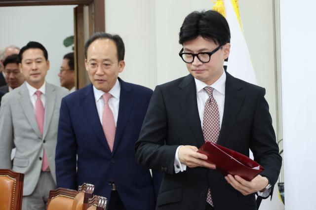 한동훈 국민의힘 대표가 지난 4일 오전 서울 여의도 국회에서 열린 최고위원회의에 참석하고 있다 사진연합뉴스