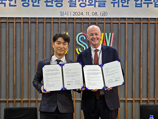 GKL과 람정엔터테인먼트코리아LEK가 협약을 맺고 기념촬영을 하고 있다 사진은 한동균 GKL노사경영지원실장왼쪽과 Rod Hackman LEK 수석부사장 사진GKL