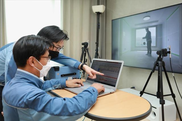 래미안 고요안(安) LAB(이하 고요안랩) 연구진들이 층간소음 저감 기술을 개발하고 있는 모습[사진=삼성물산]