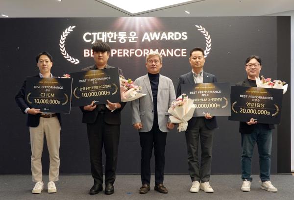 CJ대한통운이 창립 94주년을 맞아 지난 8일 오후 서울 종로구 본사에서 기념식 행사를 한 가운데 신영수 CJ대한통운 대표왼쪽부터 셋째와 CJ대한통운 어워즈를 받은 수상자들이 기념사진을 촬영하고 있다 사진CJ대한통운