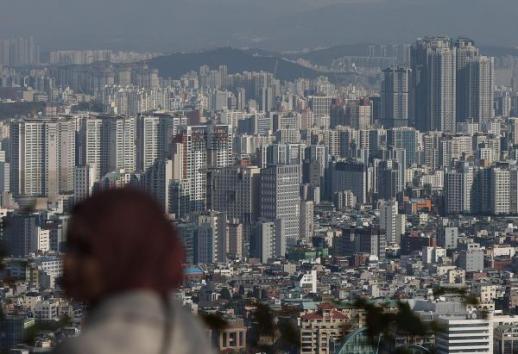 [안갯속 주택시장] 대출규제 강화 기조 향후 집값은? "하락세 전환" vs "내년 1분기 전후 상승" 전망 엇갈려