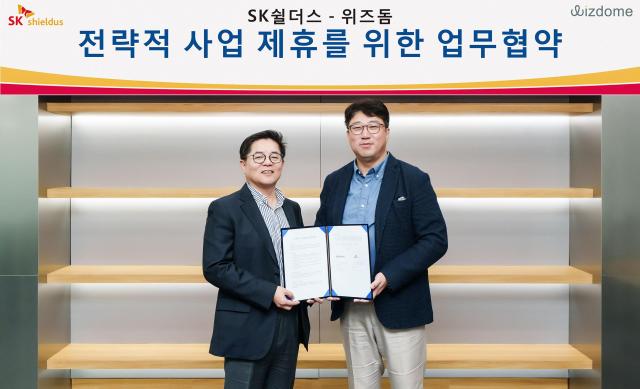 지난 8일 SK쉴더스 판교 본사에서 SK쉴더스와 위즈돔이 업무 협약을 체결했다 김영주 SK쉴더스 융합보안사업부 부사장왼쪽과 한상우 위즈돔 대표가 기념 촬영을 하고 있다 사진SK쉴더스
