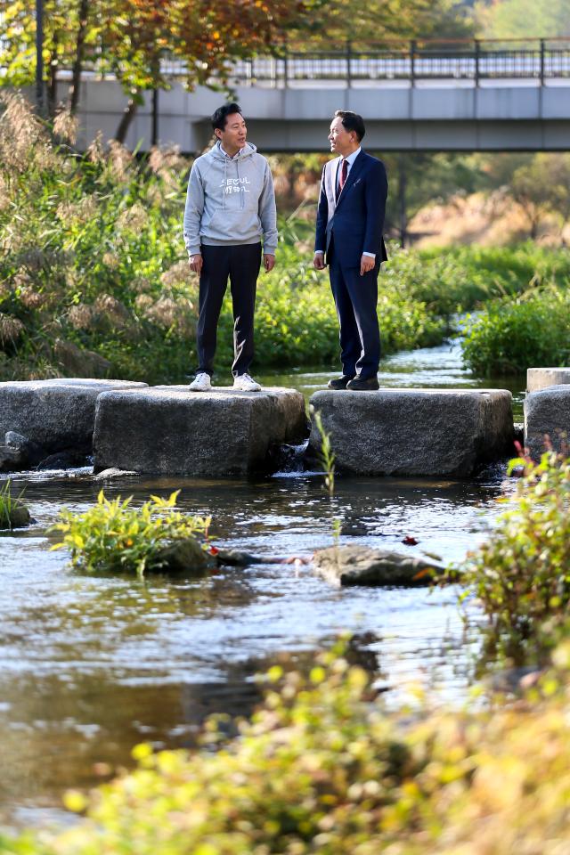 Seoul Mayor Oh Se-hoon left and Gangnam District Mayor Cho Seong-myeong inspect the waterfront park during the opening ceremony of Segokcheon Waterfront Vitality Base in Gangnam-gu Seoul on Nov 11 2024 AJP Kim Dong-woo