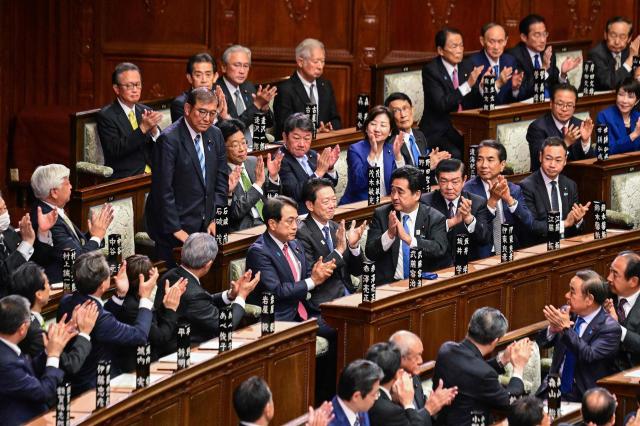 11일 일본 특별국회에서 이시바 총리가 재선출 후 박수를 받고 있다사진AFP연합뉴스