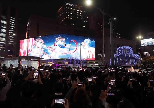 서울 명동의 신세계스퀘어에서 시민들이 크리스마스 영상을 즐기고 있다 사진주신세계