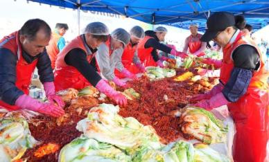 한국타이어, 14년째 김장 대봉사…후원금 800만원도 전달