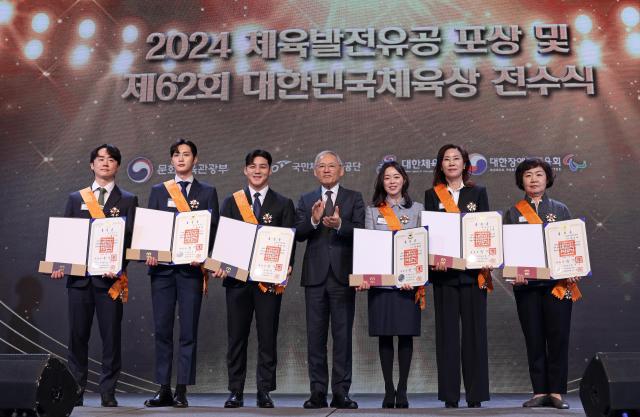 유인촌 문화체육관광부 장관이 12일 서울 중구 더플라자에서 열린 2024 체육발전유공 포상 및 제62회 대한민국체육상 전수식에서 체육훈장 청룡장을 전수한 뒤 수훈자들과 기념촬영을 하고 있다 사진문화체육관광부