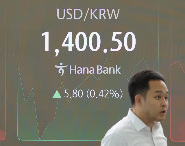 원·달러 환율이 1400원을 재돌파한 12일 오전 서울 중구 하나은행 본점 딜링룸에서 직원들이 업무를 보고 있다 연합뉴스