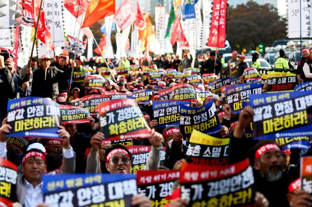 Farmers hold signs and chant slogans during a rally organized by the Korean Succession Advanced Farmers Federation in Seoul on Nov 12 2024 AJP Kim Dong-woo