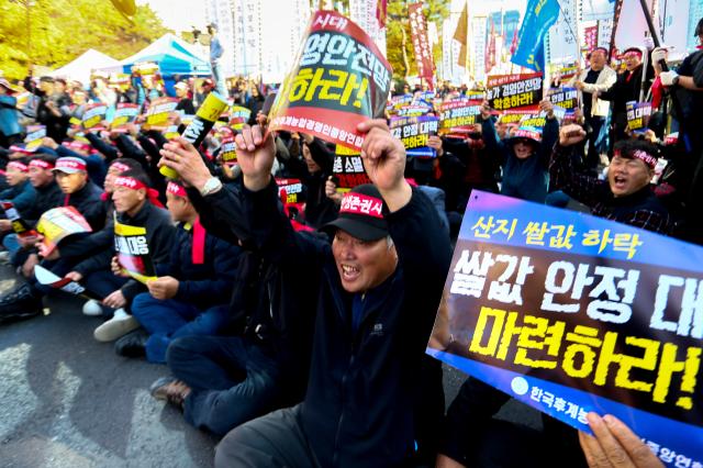 Farmers hold signs and chant slogans during a rally organized by the Korean Succession Advanced Farmers Federation in Seoul on Nov 12 2024 AJP Kim Dong-woo