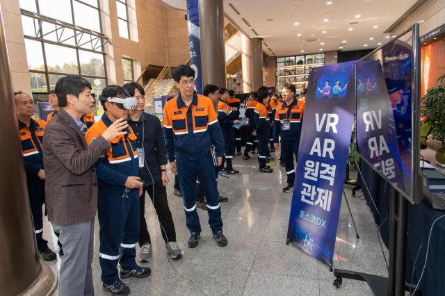 이동렬 광양제철소장이 VR과 AR기술을 활용한 원격 관제 기술을 체험하고 있다 사진광양제철소