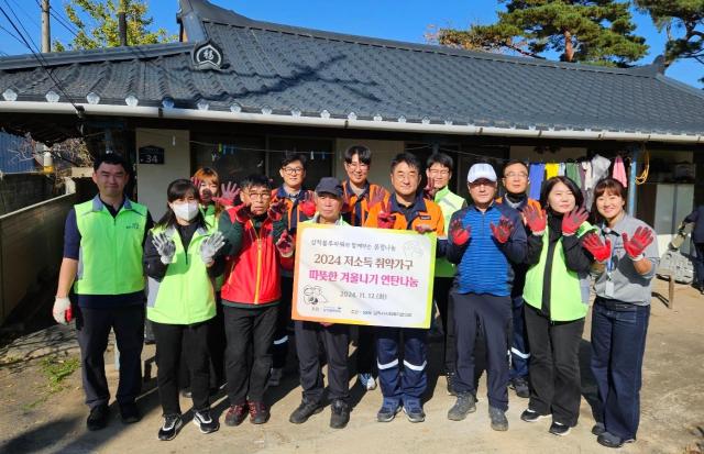 삼척블루파워와 삼척시사회복지협의회가 함께 겨울철을 맞아 지역의 취약계층에게 연탄을 배달하고 있다 사진삼척블루파워