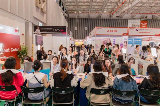 Du khách đang trải nghiệm các hoạt động tại K-Beauty Expo Vietnam được tổ chức tại phòng triển lãm SECC ở Thành phố Hồ Chí Minh Việt Nam ẢnhKINTEX