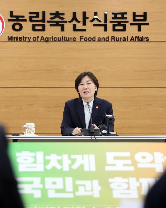 송미령 농림축산식품부 장관이 13일 오전 정부세종청사 농식품부 대회의실에서 출입 기자 간담회를 열고 윤석열 정부 2년 반을 맞아 성과 및 향후 계획을 설명하고 있다