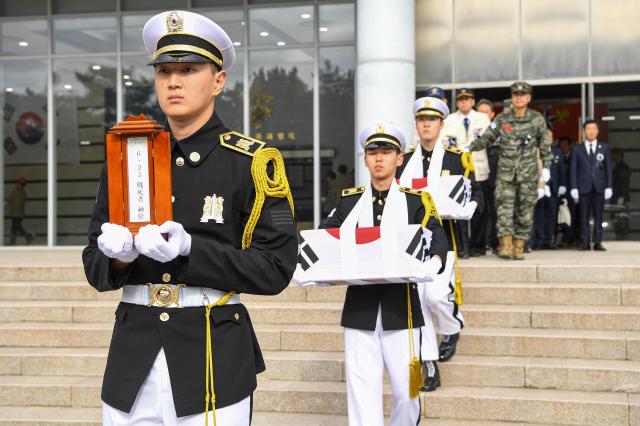 13일 해병대 1사단 도솔관에서 거행된 625 전사자 유해 발굴 영결식에서 국방부 유해발굴감식단 장병들이 유해를 운구하고 있다 사진포항특정경비지역사령부