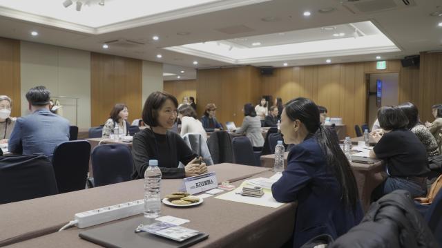 관광통역안내사 특화관광 교육 수료생 매치업데이에서 취업상담을 하고 있는 참가자들 사진한국관광공사 