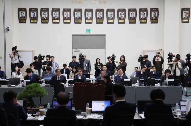 14일 오전 부산 연제구 부산시청 대회의실에서 국회 국토교통위원회의 부산시 국정감사가 진행되고 있다 사진연합뉴스