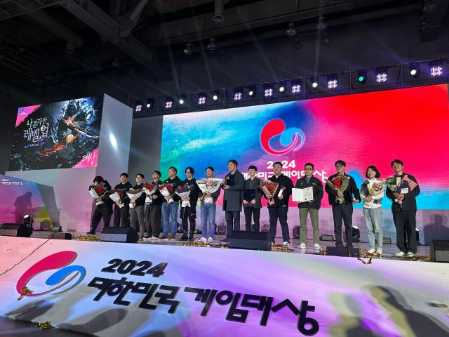 13일 부산 벡스코BEXCO에서 열린 2024 대한민국 게임대상 시상식 수상자들이 단체사진을 촬영하고 있다 사진박진영 기자