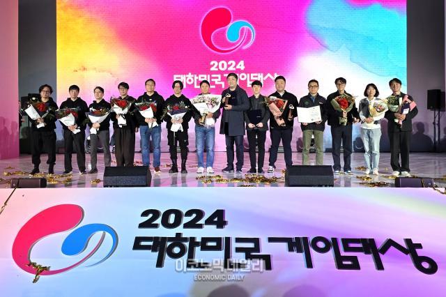 13일 부산 해운대구 벡스코에서 열린 2024 대한민국 게임대상 시상식에 참석한 수상기업 대표자들이 기념촬영을 하고 있다 사진성상영 기자