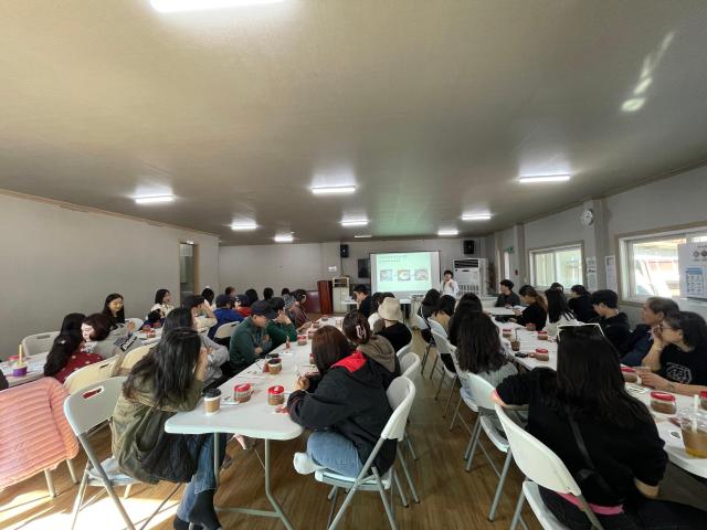 관광객들이 금당실마을에서 고추장 만들기를 체험하고 있다 사진김다이 기자