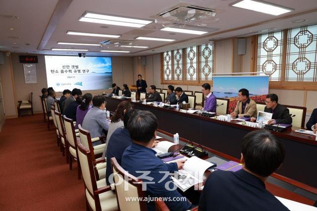 신안군은 지난  11일 신안군청 영상회의실에서 ‘신안 갯벌 탄소 흡수력 규명 연구용역’ 최종 보고회를 개최했다사진신안군