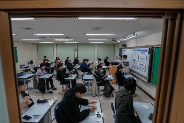 2025학년도 대학수학능력시험일인 14일 서울 종로구 경복고등학교에서 수험생들이 시험 시작을 기다리고 있다 20241114사진사진공동취재단