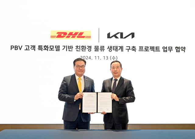 13일수 진행된 업무협약식에서 DHL 코리아 한지헌 대표왼쪽 기아 국내사업본부장 정원정 부사장오른쪽이 협약서를 들고 기념촬영을 하고 있다