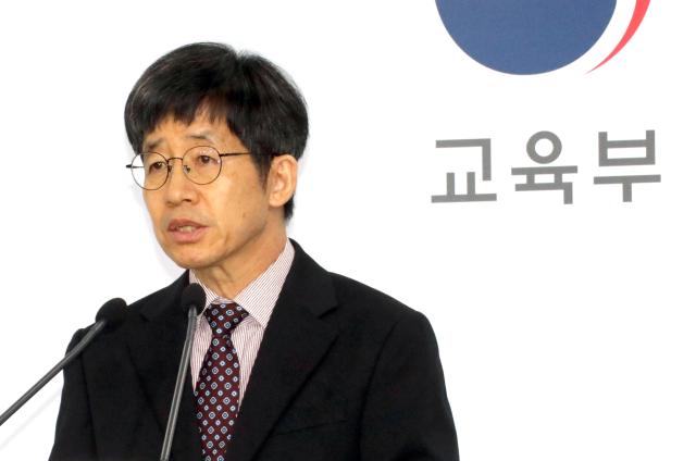 2025학년도 수학능력시험 최중철 출제위원장이 14일 오전 정부세종청사 교육부 브리핑실에서 수능 출제 원칙과 출제 방향 등에 관해 설명하고 있다 20241114 사진연합뉴스
    