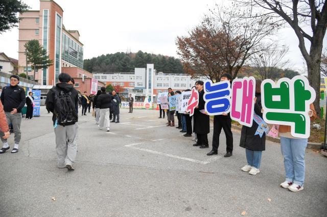 14일 수험생들이 강원 화천고교 고사장으로 입실하고 있다사진화천군