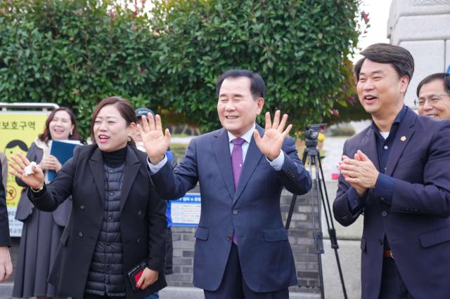 김지철 교육감과 이상근 교육위원회 위원장이 수험생에게 응원의 인사를 전하고 있다좌 김지철 교육감 우 이상근 교육위원회 위원장사진충남교육청