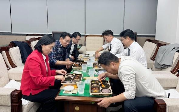 충남도의회 보건복지환경위원회 위원들이 지난 13일 야간까지 진행된 행정사무감사 일정으로 뒤늦은 도시락 저녁식사를 하고 있다사진충남도의회