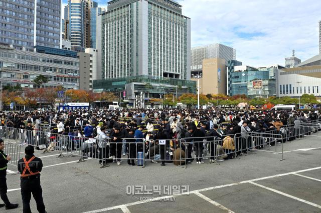 14일 부산 해운대구 벡스코 앞 주차장에 지스타 2024 입장을 기다리는 관람객이 모여 있다 사진성상영 기자