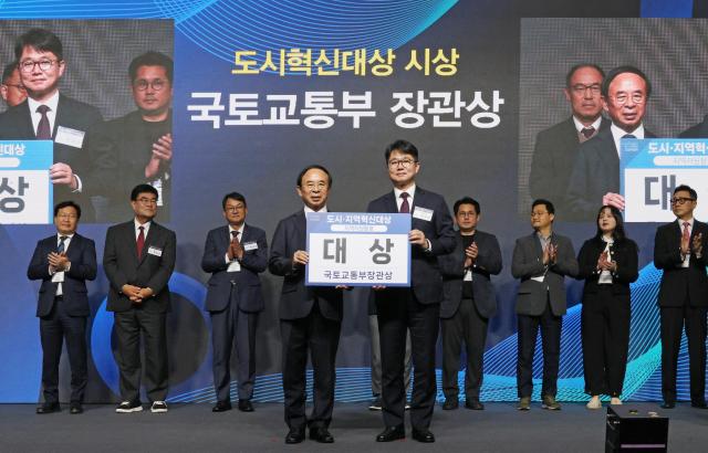 심민 임실군수앞줄 왼쪽가 ‘2024년 대한민국 도시‧지역혁신 산업박람회’에서 지역특화재생 지자체 부문 국토교통부 장관상을 받고 있다사진임실군