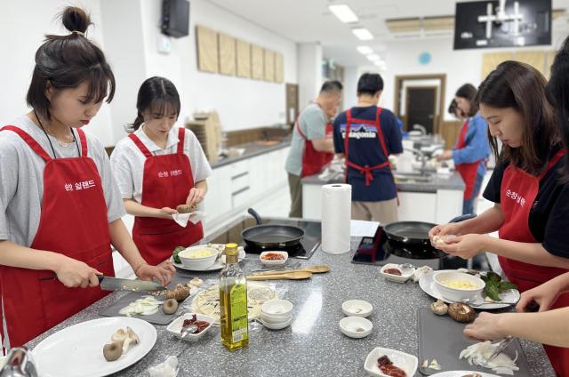 순창 쉴랜드에서 운영하는 바른 식생활 교육에 참가한 교육생들이 음식을 만들며 안정과 휴식을 동시에 경험하고 있다사진순창군