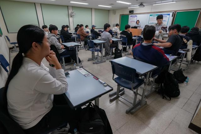 2025학년도 대학수학능력시험일인 14일 서울 종로구 경복고등학교에서 수험생들이 시험 시작을 기다리고 있다 20241114사진사진공동취재단