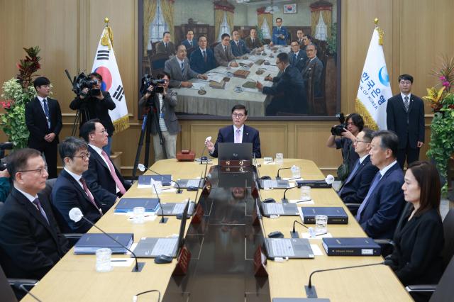 한국은행 금융통화위원회가 11일 서울 중구 한은 본관에서 열린 금통위 회의 사진한국은행