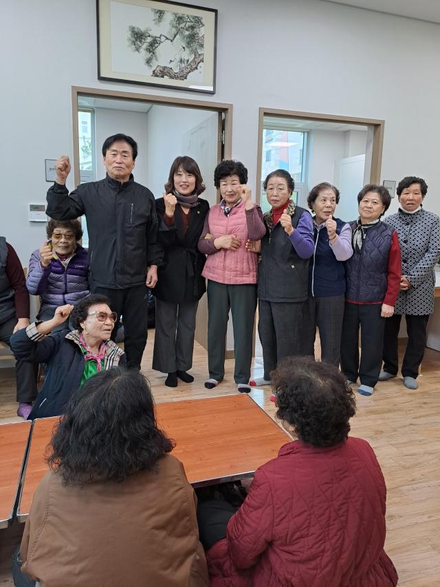 참 좋은 사랑의 밥차 진량경로당 배식후 기념촬영 모습사진경산시 