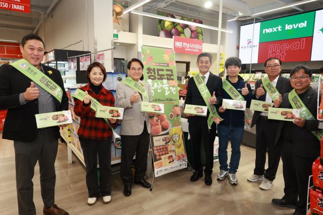 김하수 청도군수오른쪽 세번째가 캐나다 밴쿠버 농특산물 현지에서 판촉행사를 진행하며 기념촬영 하고 있다사진청도군 