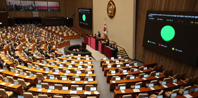 14일 오후 국회 본회의에서 김건희 특검법 수정안이 야당 단독으로 통과되고 있다 사진연합뉴스