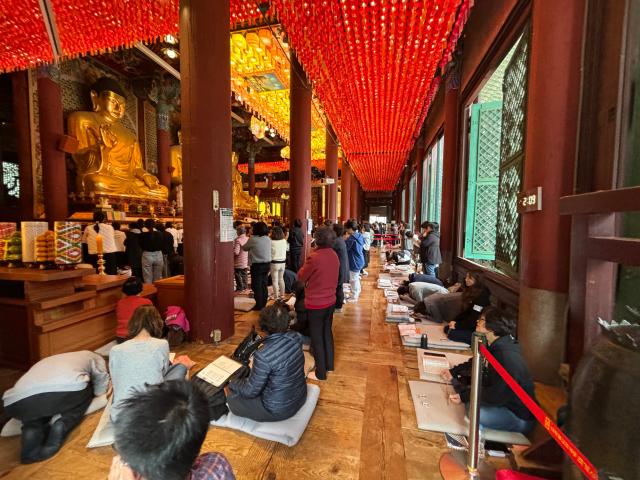 Visitors pray for students success on the College Scholastic Ability Test CSAT at Jogyesa Temple in Seoul Nov 14 2024  AJP Han Jun-gu