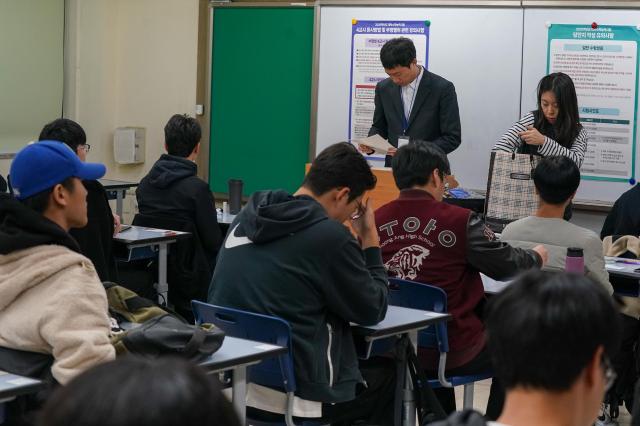 2025학년도 대학수학능력시험일인 14일 서울 종로구 경복고등학교에서 수험생들이 시험 시작을 기다리고 있다 20241114사진사진공동취재단