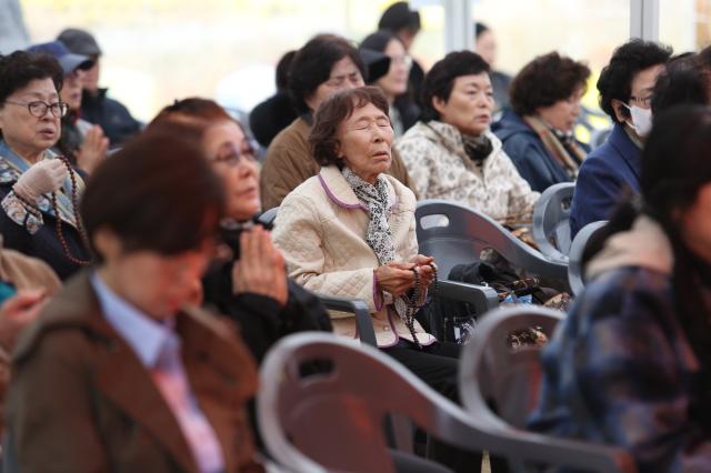 Visitors pray for students success on the College Scholastic Ability Test CSAT at Jogyesa Temple in Seoul Nov 14 2024  AJP Han Jun-gu